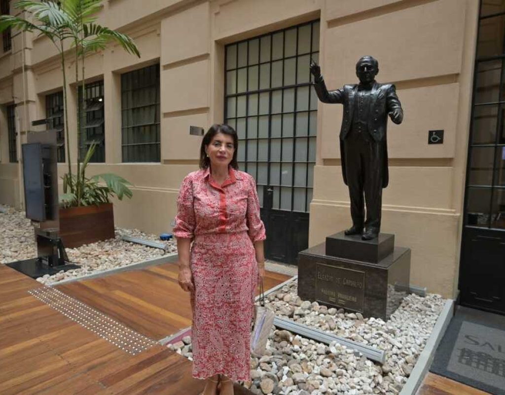 A deputada Professora Bebel quando esteve na Secretaria Estadual da Cultura para participar de reunião do CONDEPHAAT