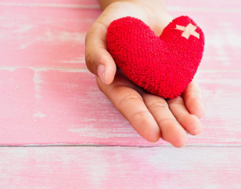 100069969-conceito-de-valentine-saúde-medicina-e-caridade-coração-no-envelhecimento-suporte-de-mão