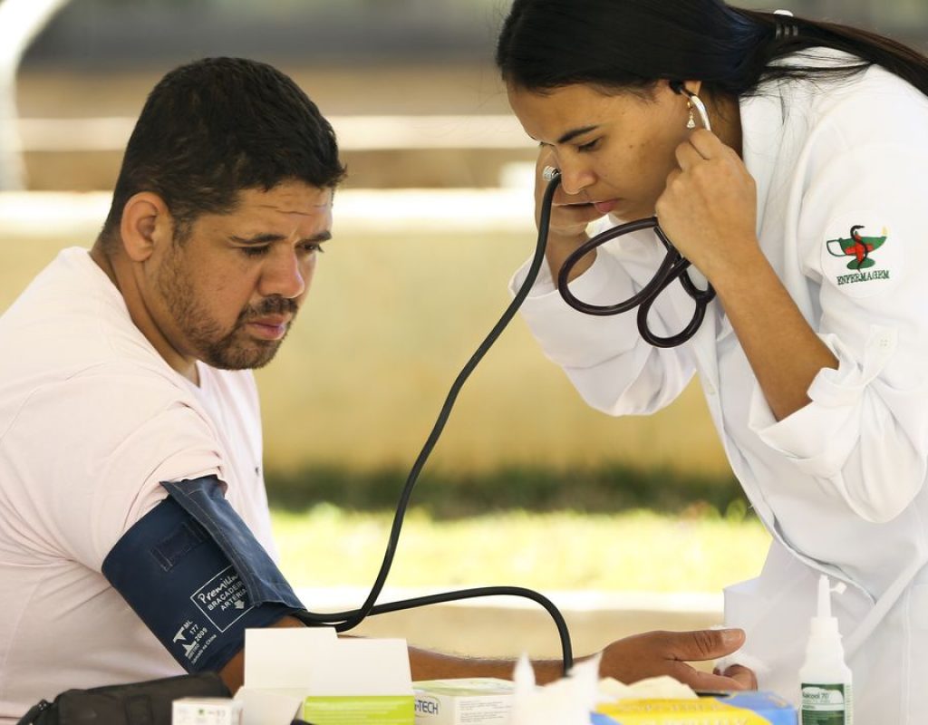 Brasília - Cidadãos fazem exames de pressão e glicemia durante mutirão de atendimento e de orientação jurídica para esclarecer dúvidas dos cidadãos que sofrem com a saúde pública ou com problemas nos planos de saúde (Marcelo Camargo/Agência Brasil)