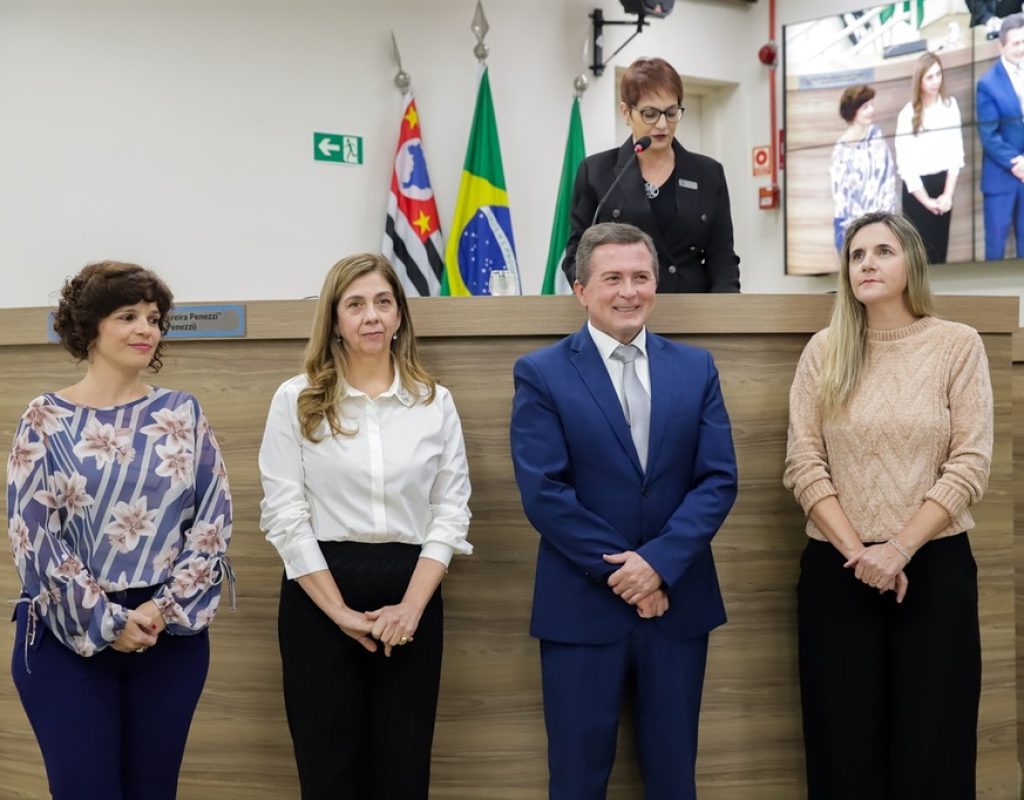 Entrega contou com a participação da coordenadora, professora Alessandra Gresh Lopes, da vice-diretora, a professora Patrícia Cavazzani Furlan e da diretora da Escola Honorato Faustino, a professora Adriana Cristina Peixe Frias. Foto: Guilherme Leite - MTB 21.401