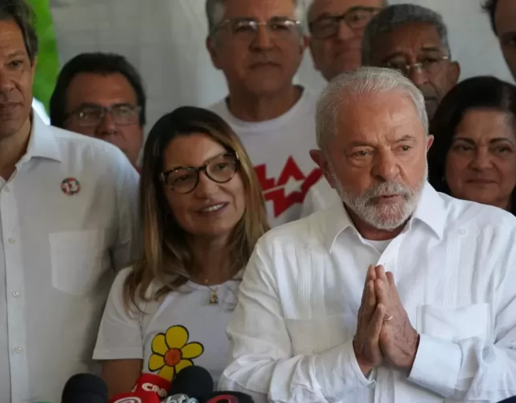 30out22---ex-presidente-e-candidato-luiz-inacio-lula-da-silva-pt-ao-lado-da-esposa-janja-e-de-aliados-apos-votar-em-sao-bernardo-do-campo-sp-1667134443265_v2_900x506.jpg