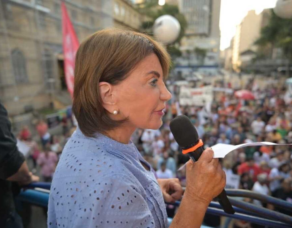 A Professora Bebel durante assembleia dos professores em frente à Secretaria Estadual da Educação, na Praça da República