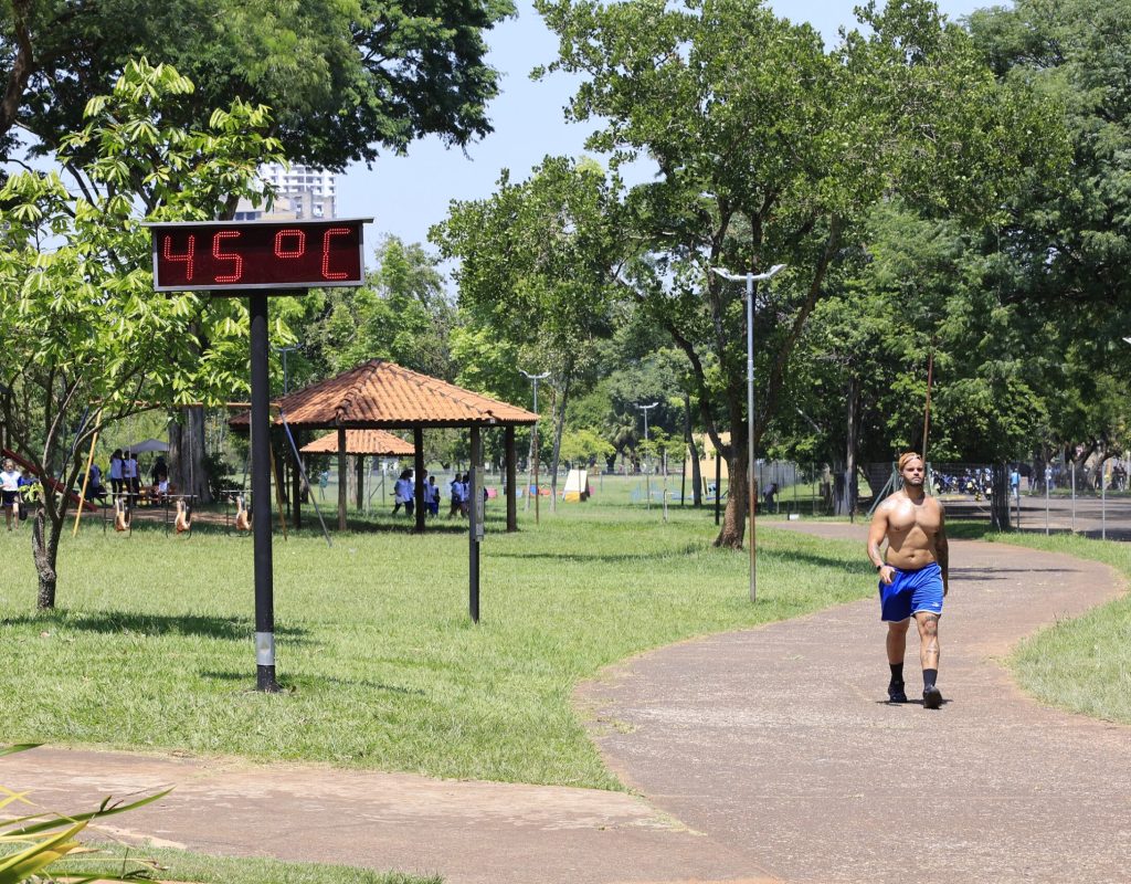 45º hoje, no Parque da Rua do Porto_ na tarde de hoje, mesmo com as altas temperaturas, população praticava atividades físicas