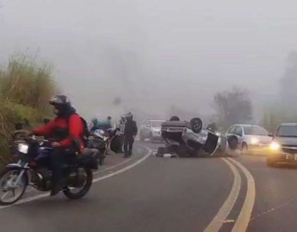 Carro capota em rodovia que liga Piracicaba a Anhembi — Foto: Reprodução/EPTV