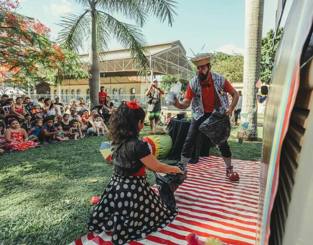 Palhaço Panela e Palhaça Tampa prometem encantar o público com humor, arte e muita inclusão no espetáculo Kombi no Circo. (Foto: Vinicius Rodrigo)