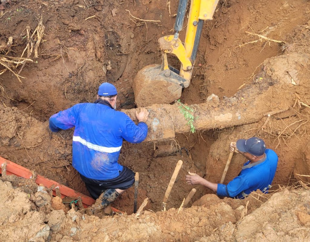 A adutora, que é uma rede antiga, com cerca de 60 anos, sofreu um rompimento na tarde de ontem