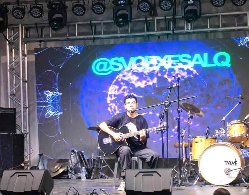 A apresentação traz ao público um repertório de músicas autorais românticas no estilo pop leve, com participação especial de uma bailarina convidada. Foto: divulgação
