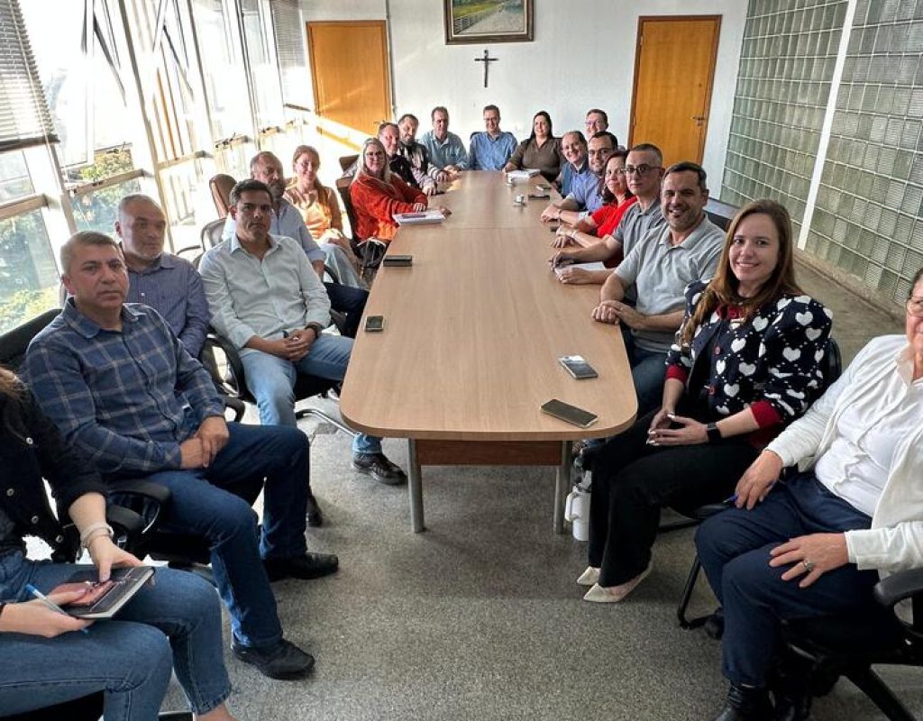 A assinatura do contrato aconteceu hoje na presença do prefeito Helinho Zanatta, secretários municipais e representantes da empresa vencedora