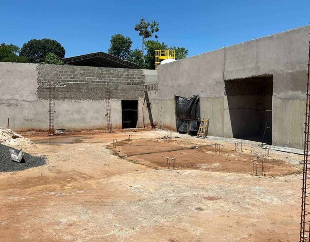 A construção da escola foi paralisada no final de janeiro devido a irregularidades constatadas na execução das obras