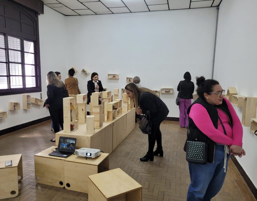 A equipe da SME em visita a exposição “A criança e a imaginação da matéria”, de Gandhy Piorski. (1)