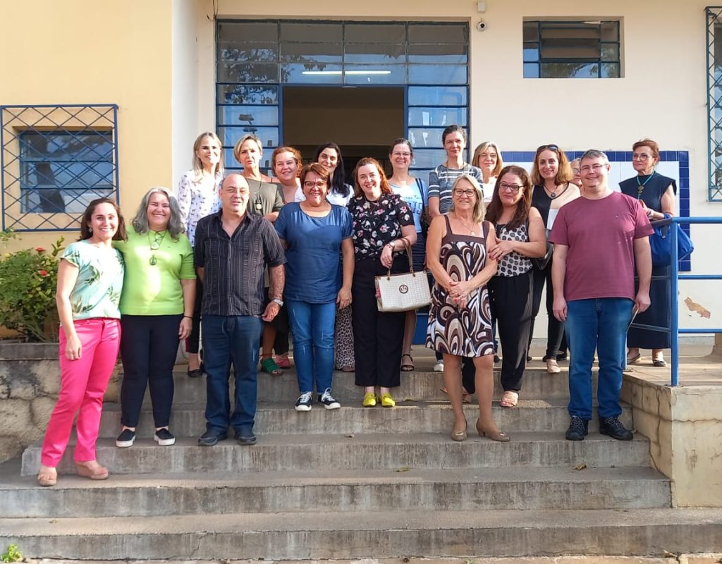 A equipe gestora da unidade, durante a municipalização da escola em 1999, participou de evento sobre o centenário da unidade