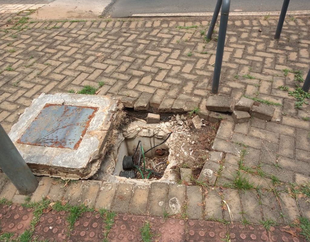 A fiação foi retirada de seis caixas de passagem, no calçadão da avenida