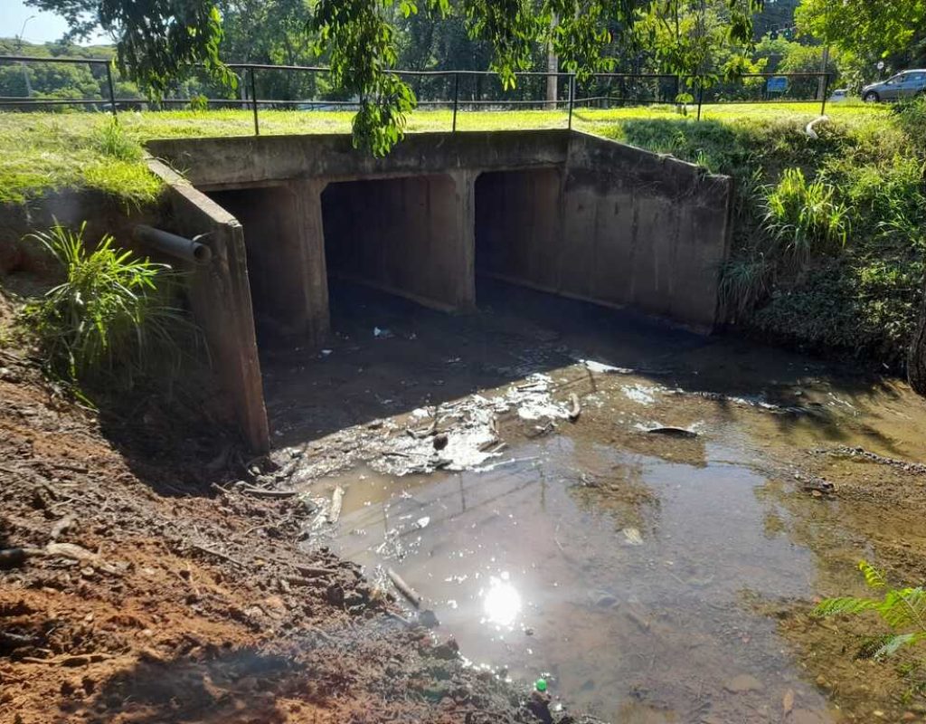 A galeria após limpeza_ é preciso evitar que materiais sejam jogados nas margens do ribeirão com risco de alagamentos