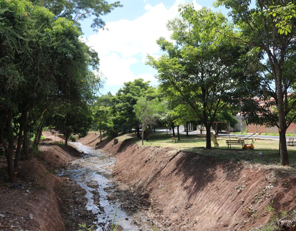 A intervenção foi executada em aproximadamente 900 metros e visou a retirada de materiais como terra, pedras e lodo