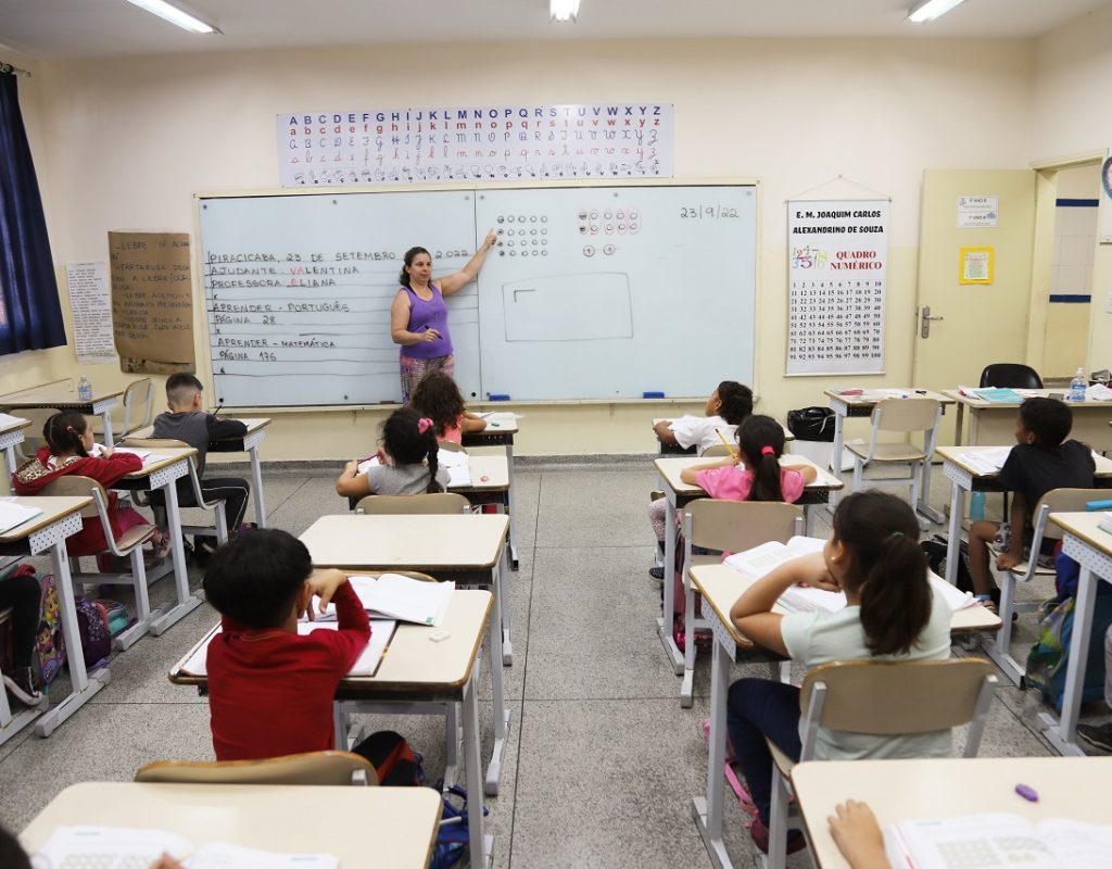 A previsão de início dos cargos para o fundamental e de educação física na Rede Municipal de Educação é para 14 de outubro e, para o infantil é em 03 de novembro desse ano.