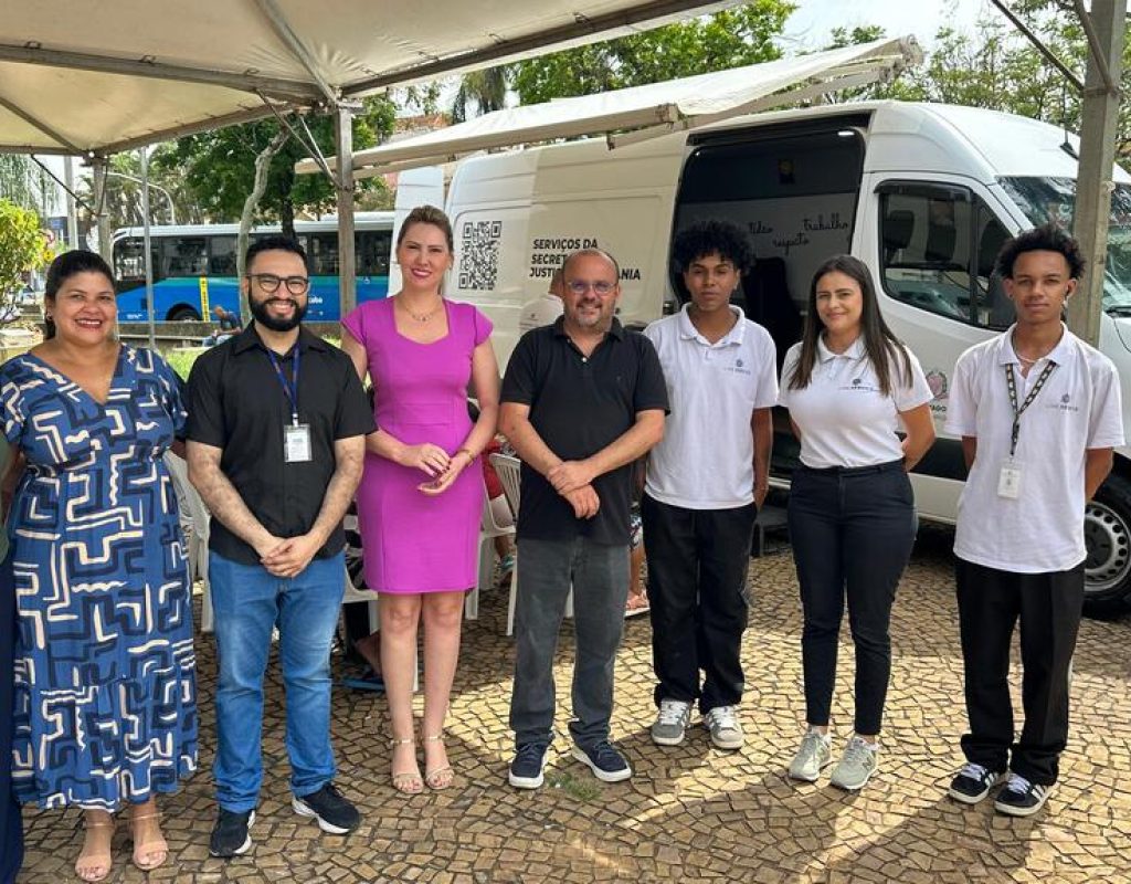 A secretária municipal de Assistência Social, Fernanda Varandas, com as equipes da secretarias municipal e estadual. (Foto: Divulgação)