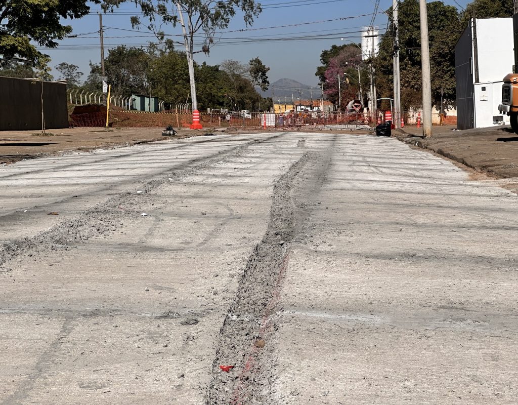 Ação de vandalismo avariou 130 metros quadrados de concreto recém-aplicado na avenida Fioravante Cenedese, em Artemis