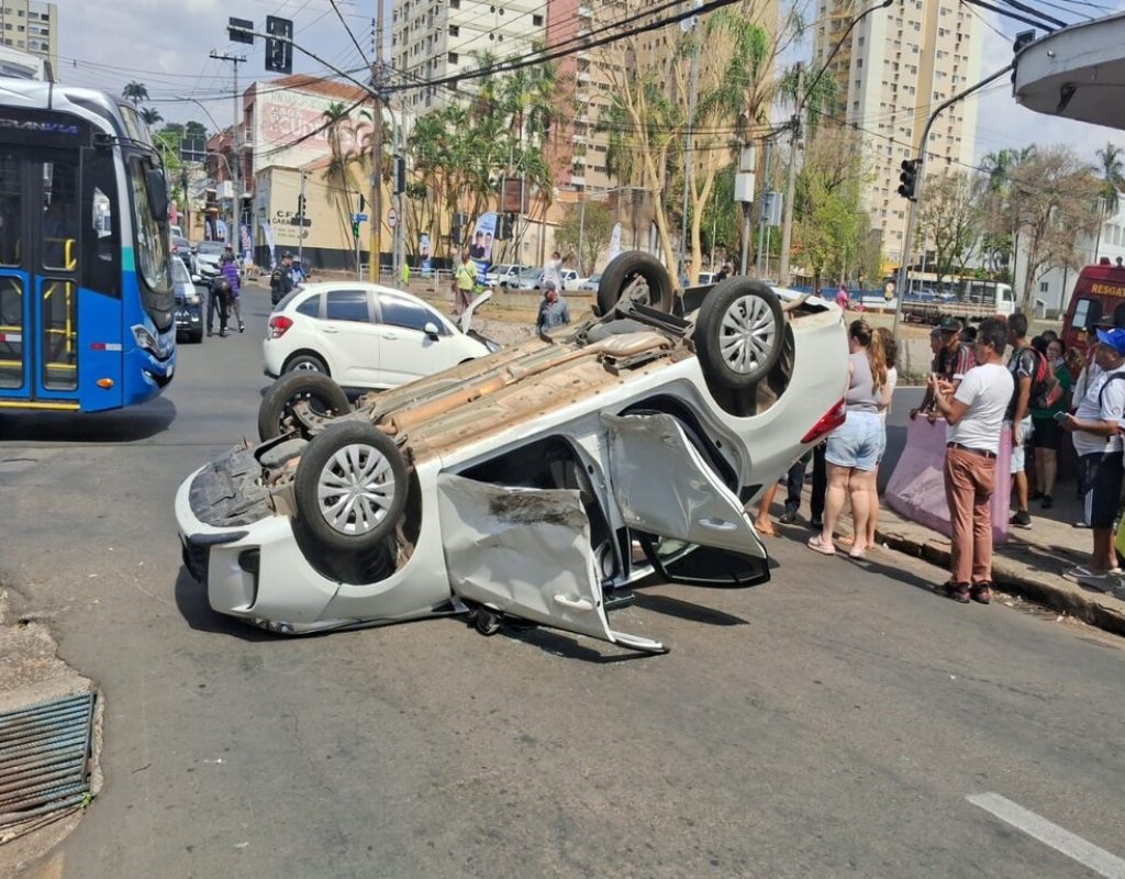 Acidente no cruzamento entre a Avenida Armando Salles e a Rua 15 de Novembro resulta em capotamento sem vítimas graves