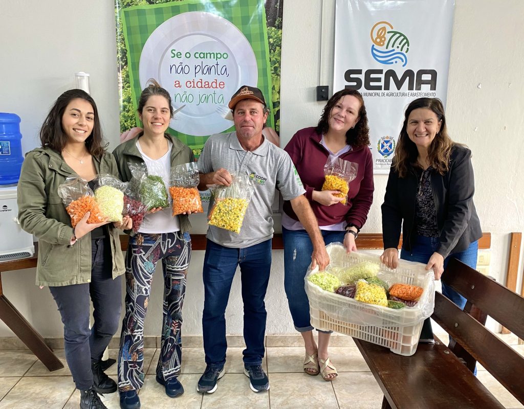 Agricultor Marcelo Ferezini e equipe da Sema demonstrando os produtos minimamente processados (1)