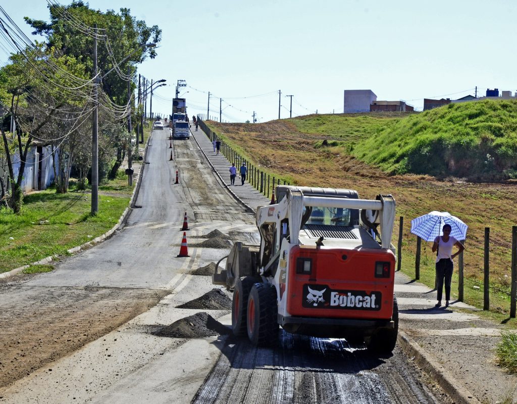 Além do concreto, a via também está recebendo recape asfáltico, no trecho entre o Condomínio Residencial Piracicaba 3 até a rua Ricardo Melotto