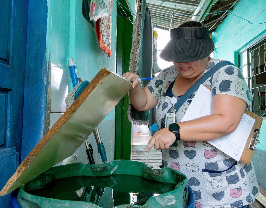 Alerta dos agentes é para que águas coletadas durante chuvas deve ser devidamente coberto e, semanalmente, aplicar cloro para evitar que o mosquito se reproduza ali