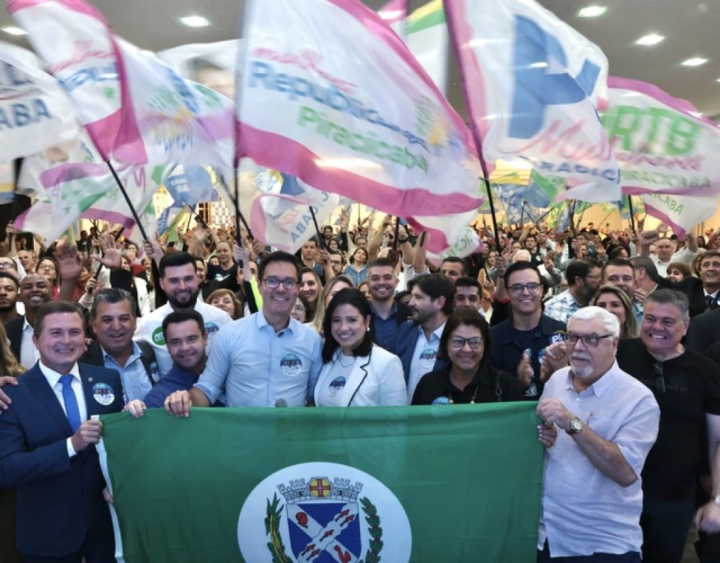 O evento aconteceu no Espaço Beira-Rio e teve a presença do presidente da Assembleia Legislativa, André do Prado, também do PL. Dezenas de Deputados, do PL e do Republicanos