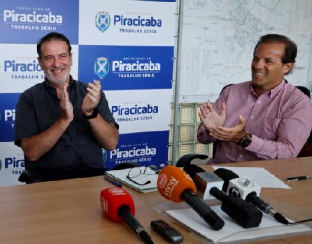 Alexandre-Soares-prefeito-Luciano-Almeida-e-Jose-Luiz-Guidotti-durante-momento-da-coletiva-768x512