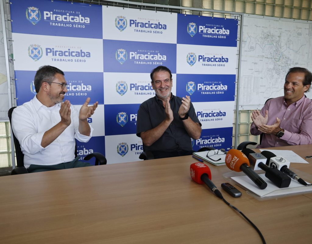 Alexandre Soares, prefeito Luciano Almeida e José Luiz Guidotti, durante momento da coletiva