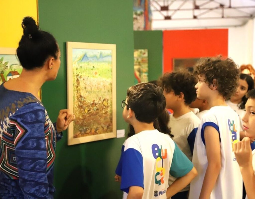 Alunos da rede municipal durante visita ao 69 Salão de Belas Artes