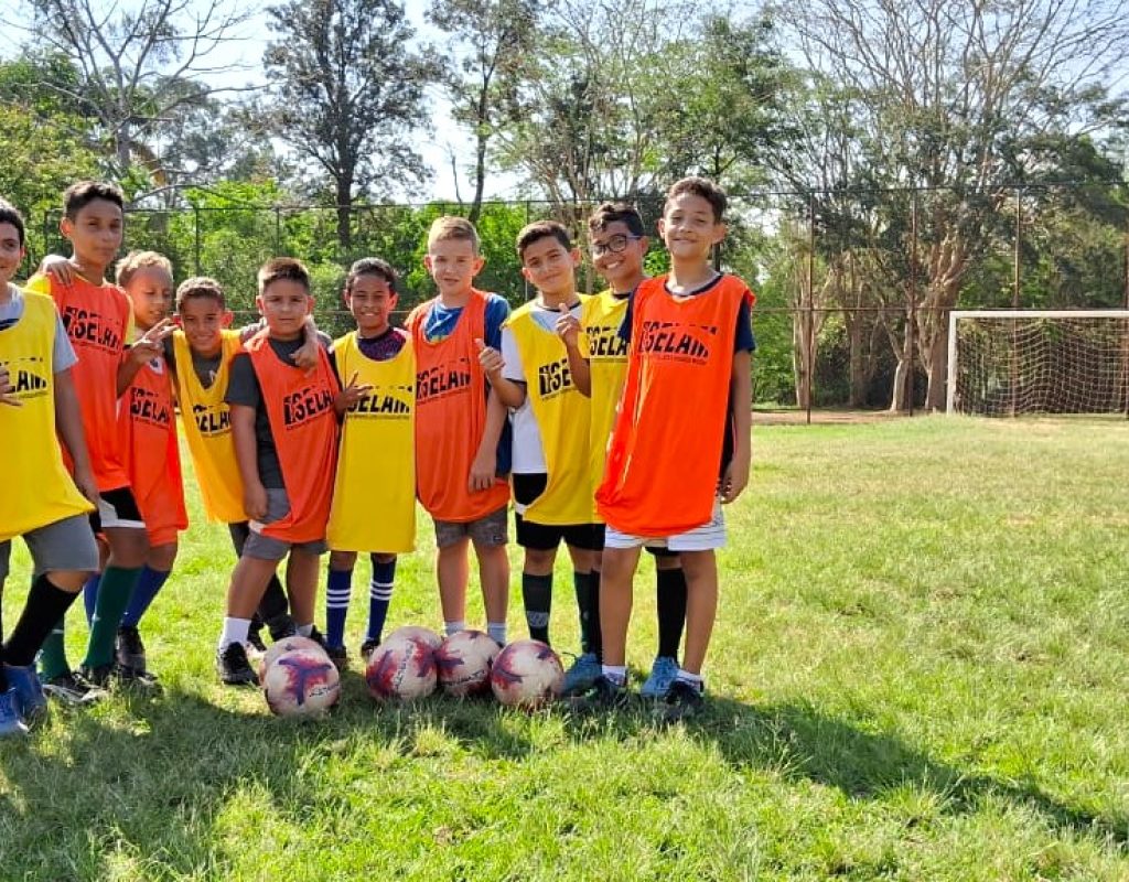 Alunos de futebol do núcleo do PDB, localizado na Área de Lazer do Trabalhador