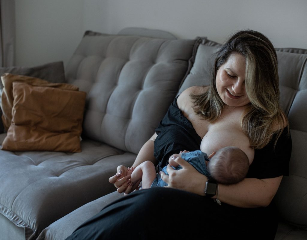 Amanda Campos amamenta João Vitor_ _Estou fazendo o melhor pela nutrição do meu filho_- Foto Isabela Borghese