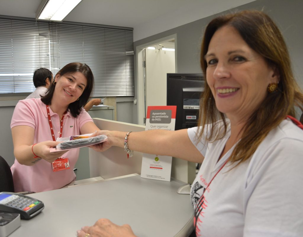 Angela Savian, vice-presidente do SindBan durante entrega de presente para as bancárias no Dia Internacional da Mulher