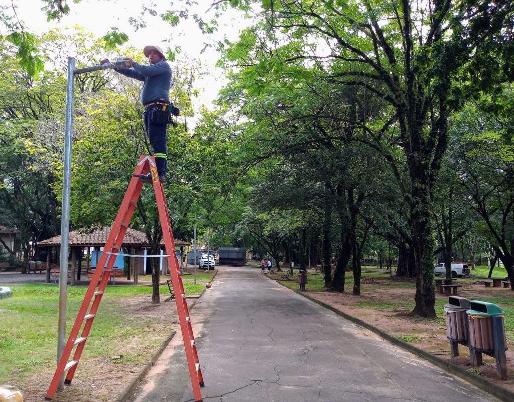 Ao todo, serão retiradas 34 luminárias do tipo vapor metálico para instalação de outras 34 novas luminárias de LED - Eleni Destro