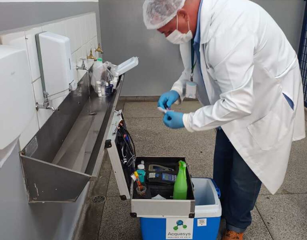 Após higienização, foram colhidas amostras de água nesta semana, para análise