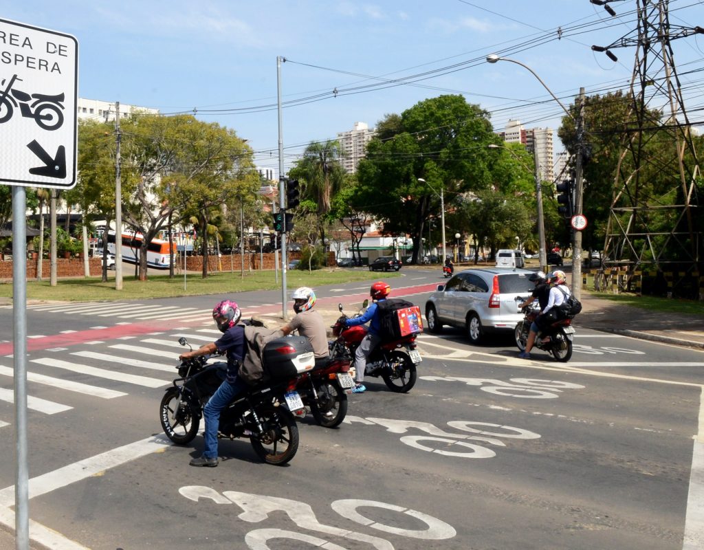 Áreas de espera exclusivas para motocicletas em semáforo colaboram para a segurança e fluidez no trânsito