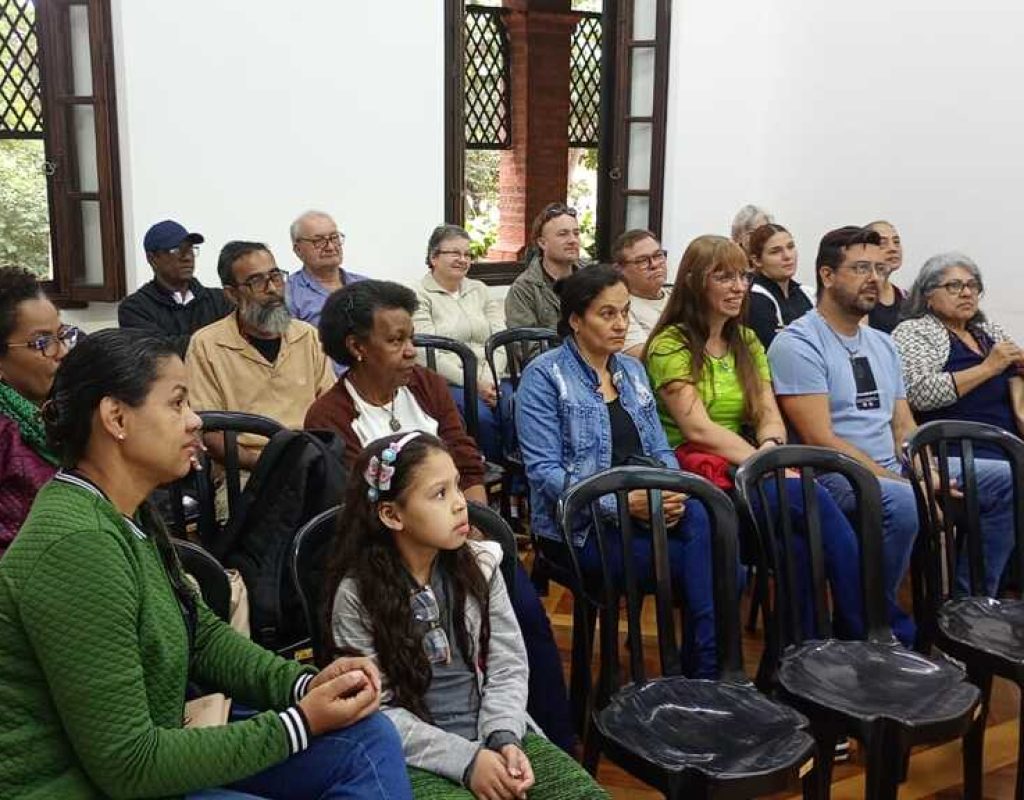 Artesãos da Rua do Porto compareceram â reunião de manhã