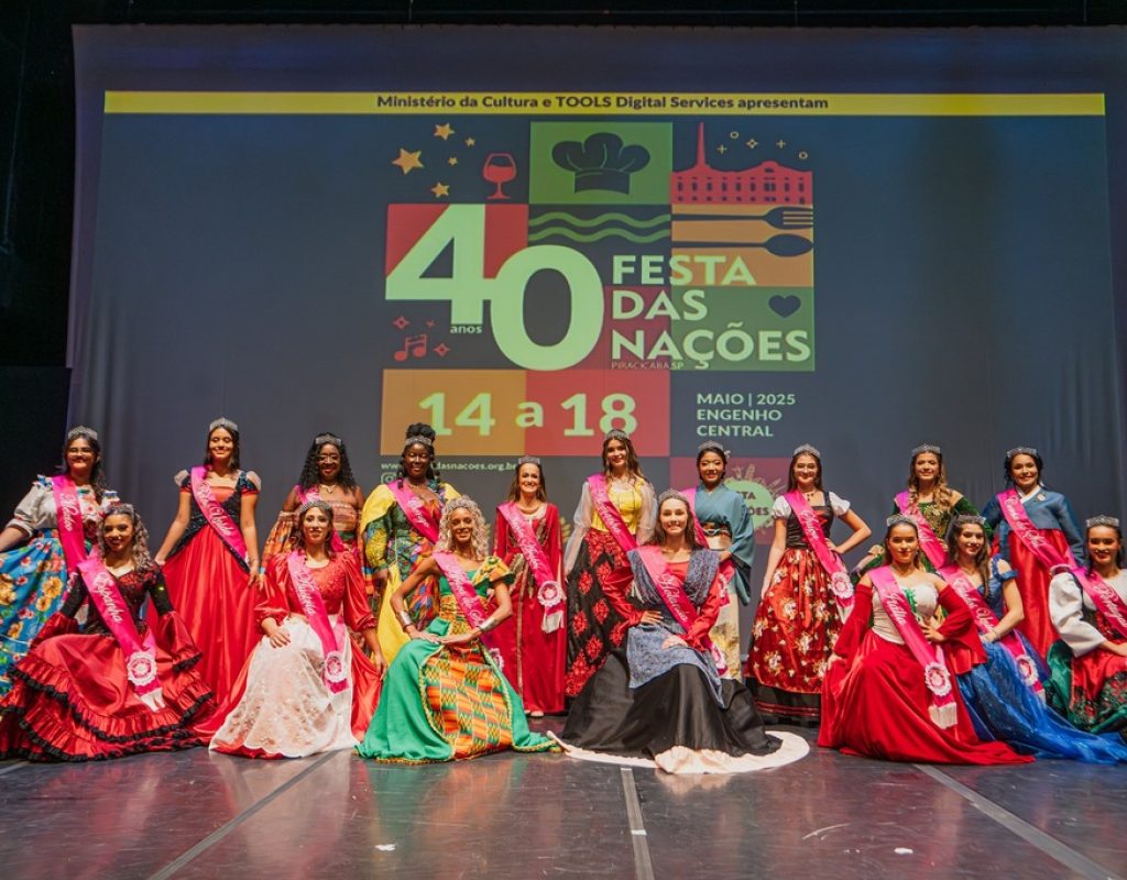 As Rainhas das 17 nações que integram o evento neste ano, desfilam pela cidade neste sábado, dia 3