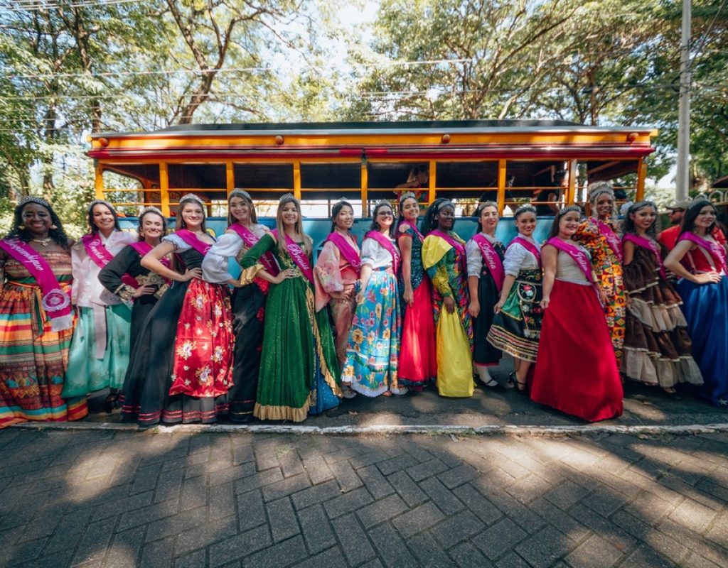 As Rainhas representam as 17 nações presentes na festa