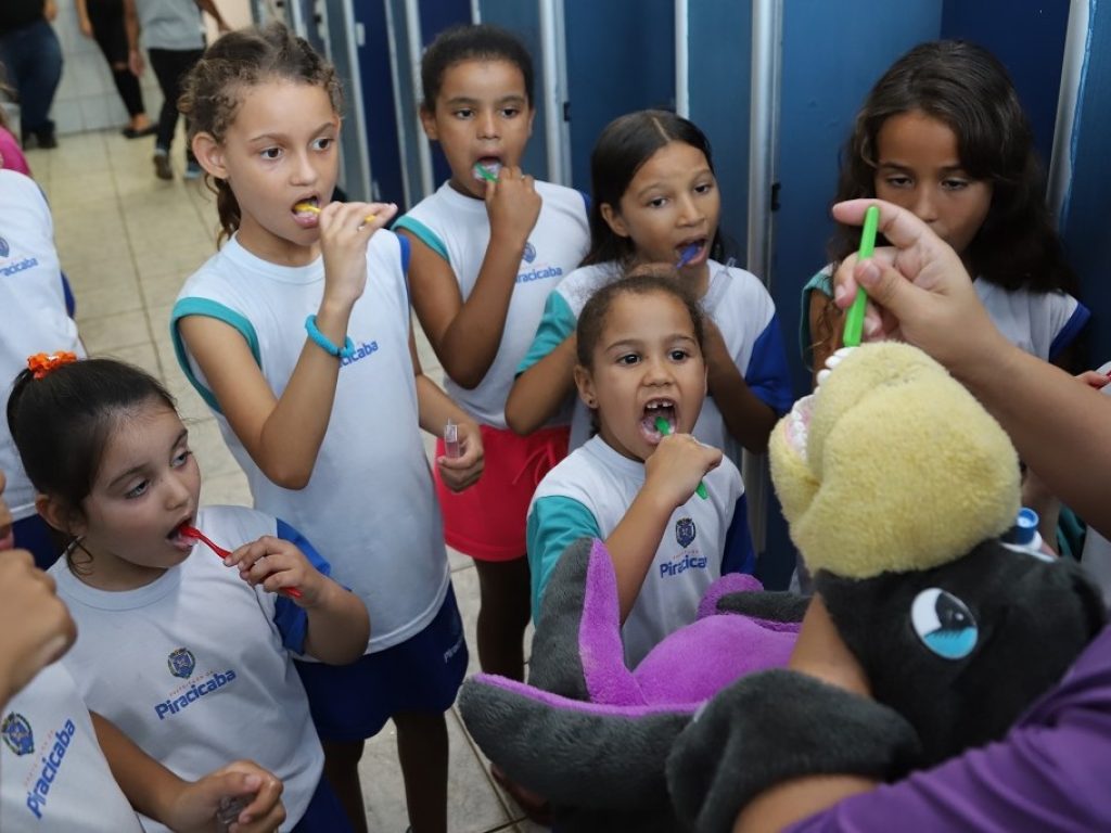 As alunas da escola José Pousa recebem orientação sobre escovação e saúde bucal