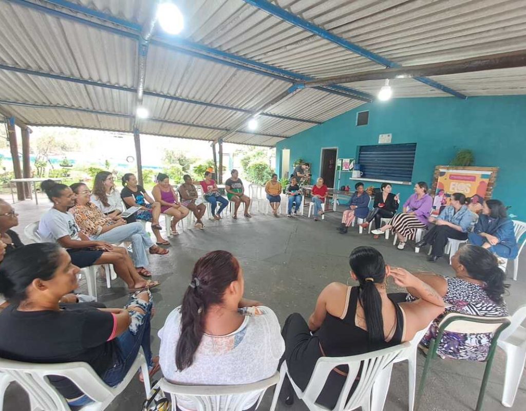 As aulas acontecem no Centro Social do Novo Horizonte e contam com suporte técnico e logístico do CRAS, incluindo acolhimento das participantes e fornecimento de lanche. (2)