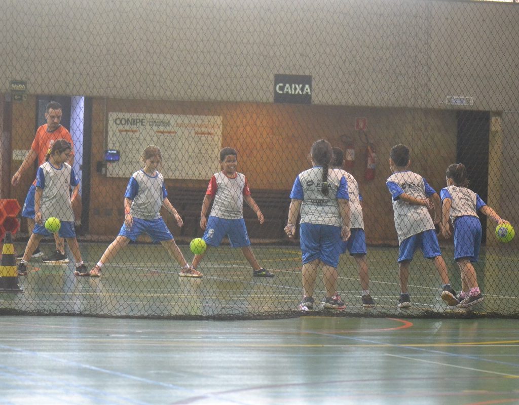 As crianças brincaram de boliche humano na quadra do Sesc Piracicaba