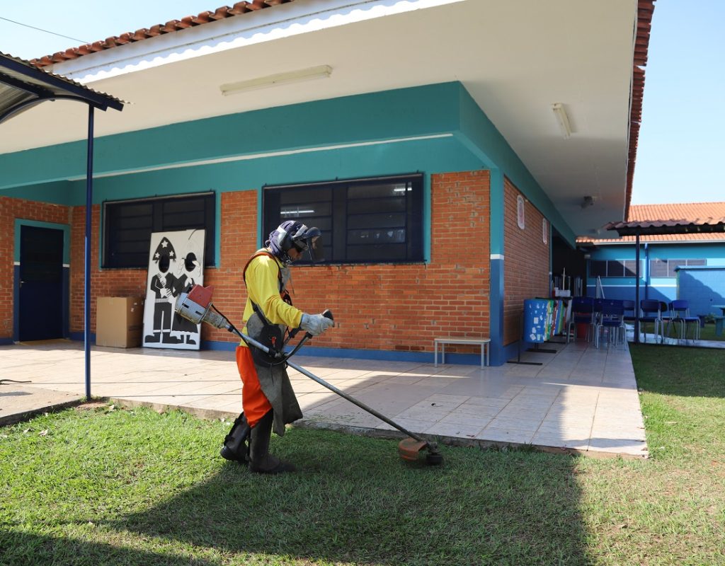 As equipes de zeladoria realizam serviços como corte de mato nas 125 unidades do município