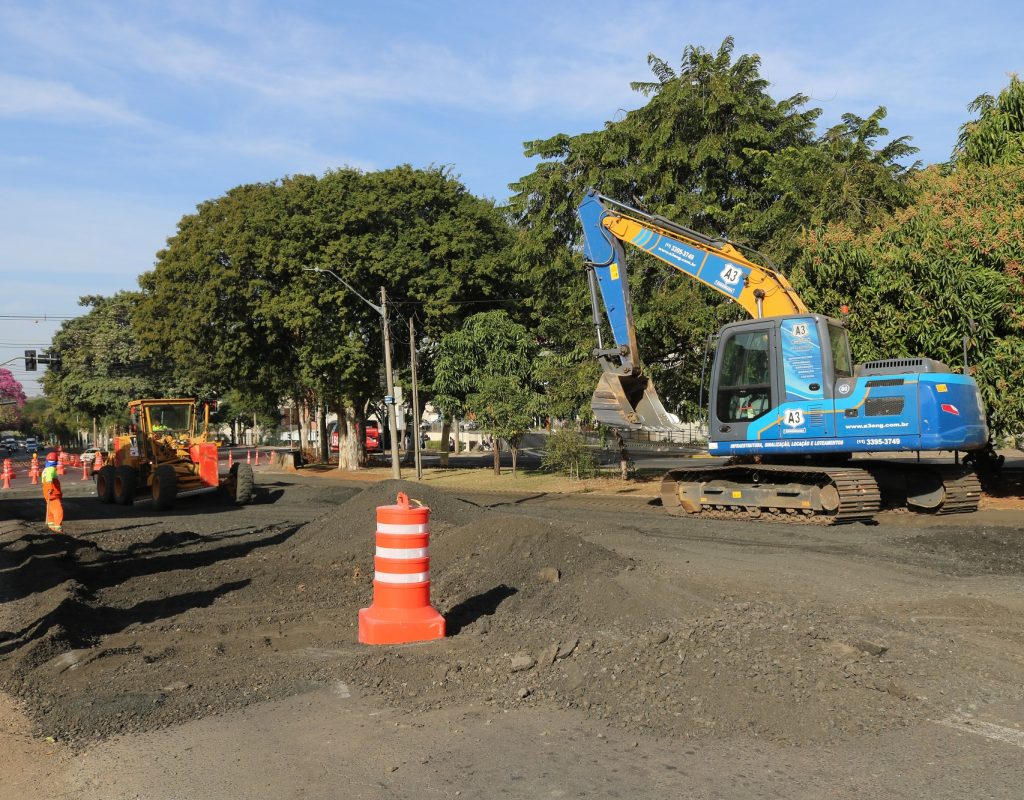 As equipes estão realizando a preparação do solo, com terraplenagem