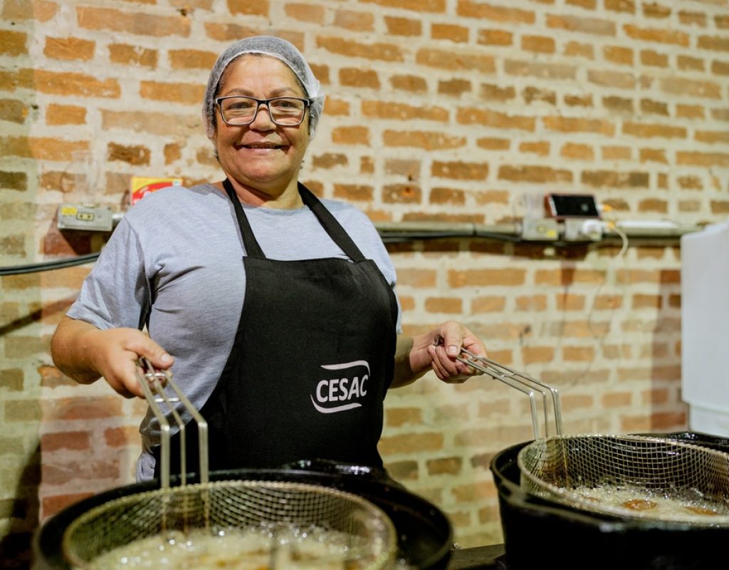 As vagas disponíveis são para auxiliar de bar, garçom organizador, garçom entregador, garçom tirador de pedidos, caixa e cozinha