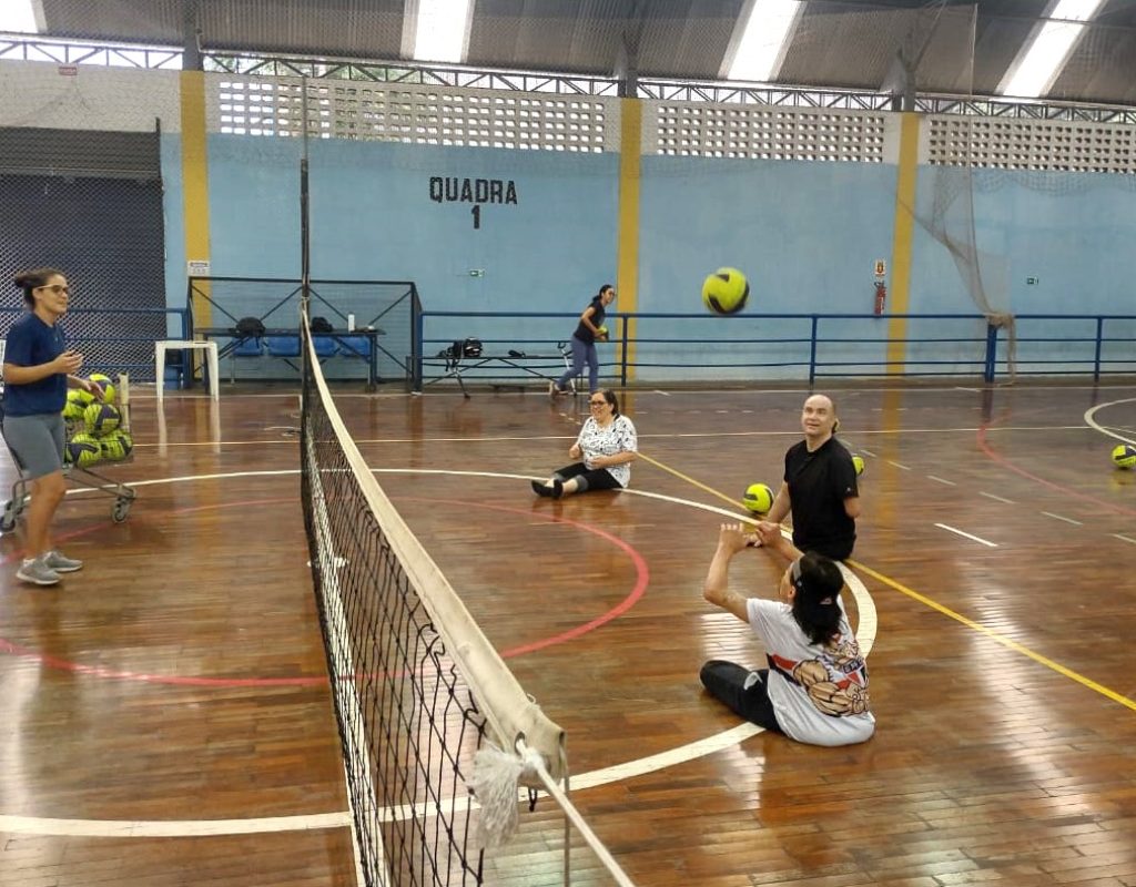 Aula de vôlei sentado no miniginásio municipal