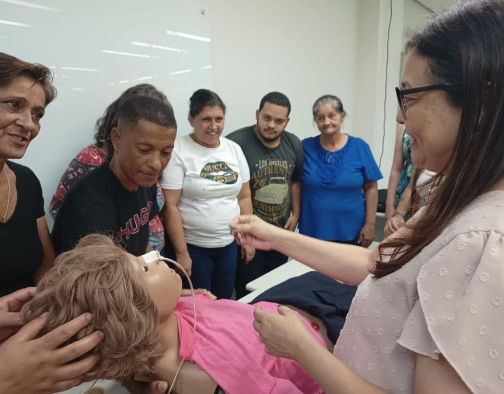 Aula do curso de Cuidador de Idoso com professores da Unimep