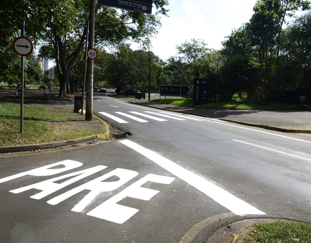 Avenida Alidor Pecorari sinalizada