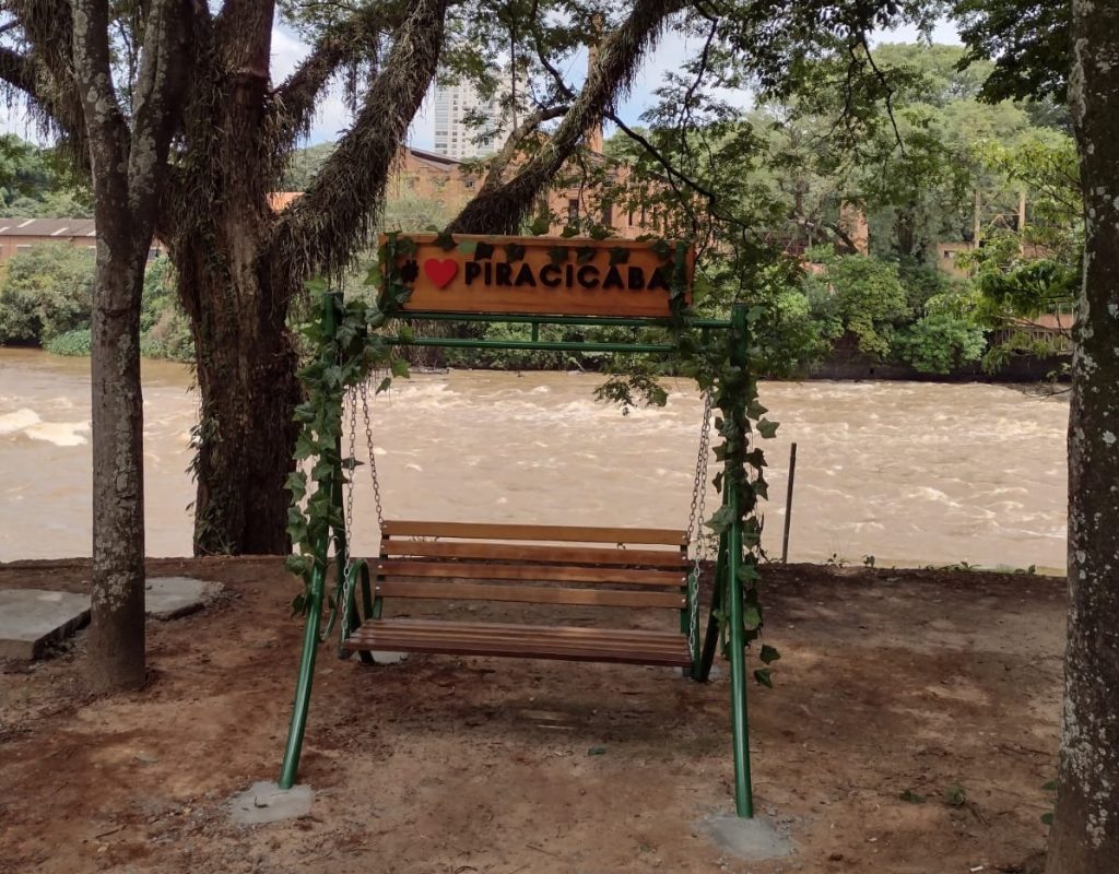 Balanço namoradeira foi instalado na avenida Beira Rio, nas proximidades da passarela pênsil