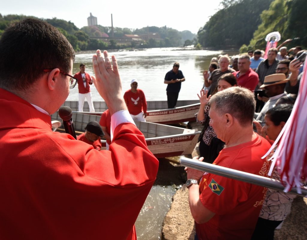 Benção antes da derrubada dos barcos aconteceu no último sábado