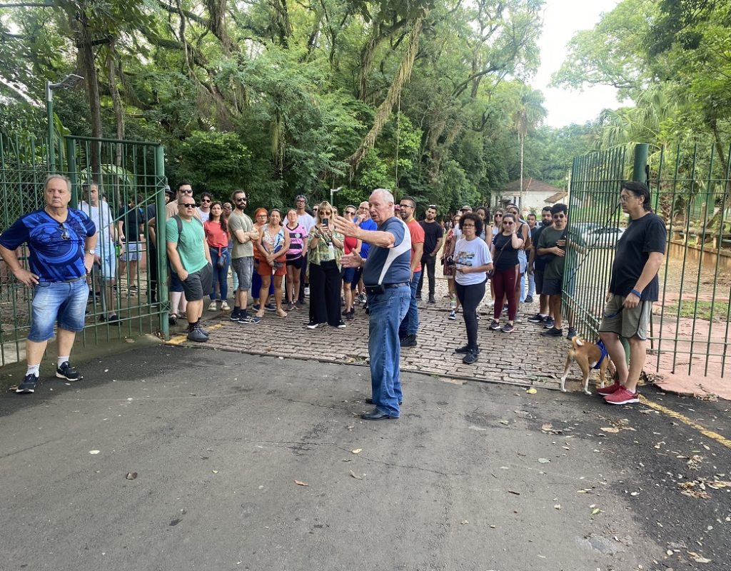 Bisso conduz passeio até o Portal do Engenho, na avenida Maurice Allain